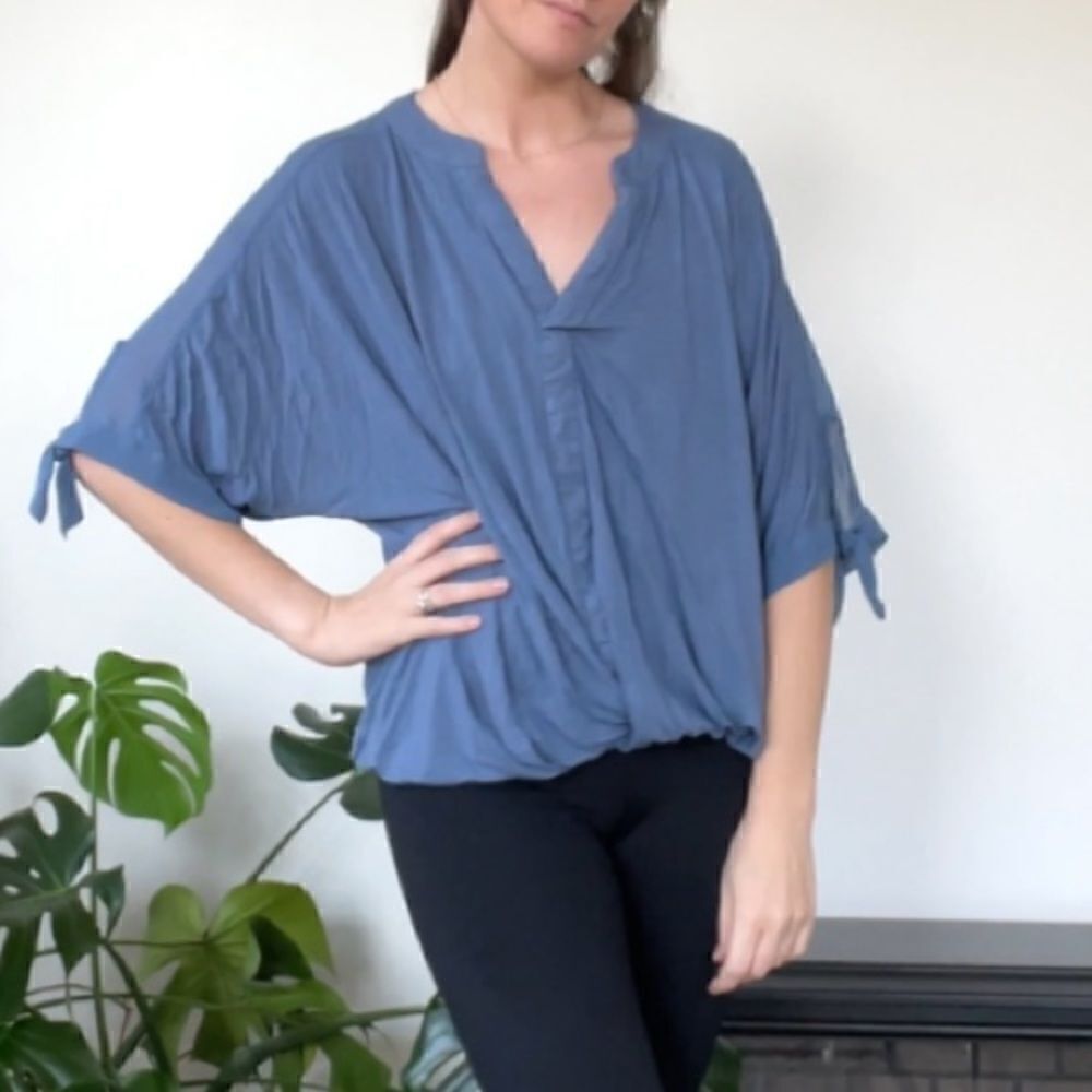 Seven7 Sheer Back Twist Hem Blue Blouse M‎